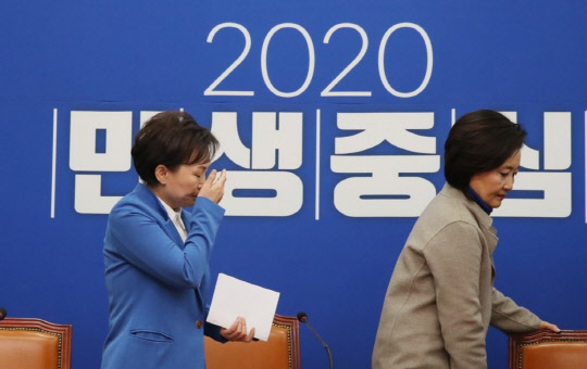 현미 국토교통부 장관이 21대 총선 불출마를 선언하고 새해에도 어김없이 '집값과의 전쟁'을 선포하고 나섰다. 이에따라 새해에도 집값이 잡히지 않는다면 더 강력한 부동산 대책이 나올 수도 있다 관측이 나오는 가운데, 일각에서는 '김 장관식' 부동산 대책에 대한 불신도 여전히 남아있는 것으로 나타났다. 사진은 지난 3일 총선 불출마를 선언하고 눈물을 흘리고 있는 김현미 국토교통부 장관. <연합뉴스>